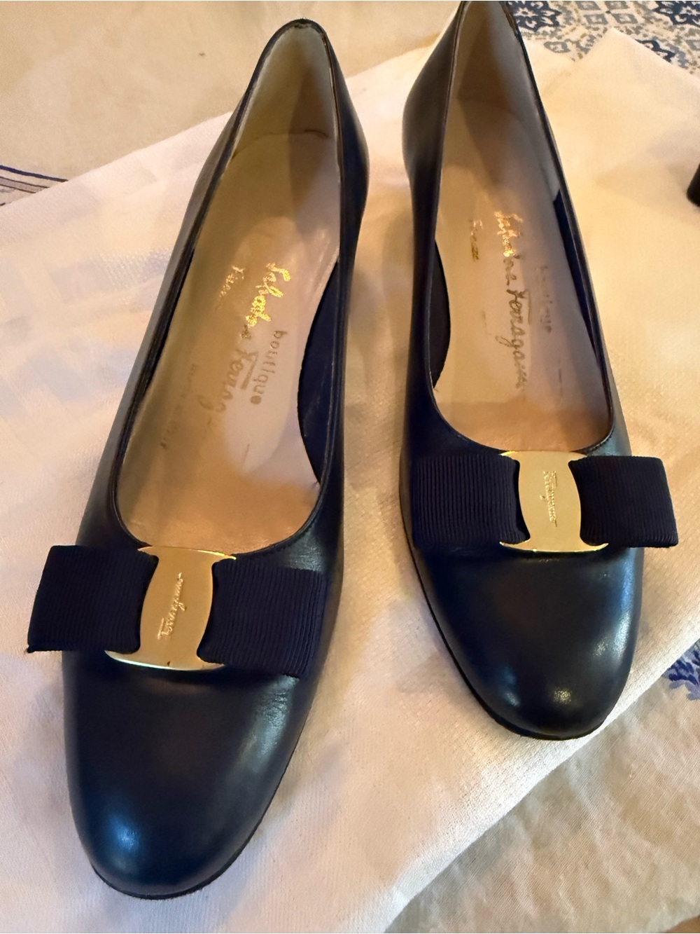 Salvatore Ferragamo Vintage Navy Leather Vara Bow Pumps - Size 8 AA 1990s